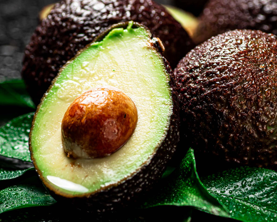 Avocat source d’huile nourrissante et réparatrice utilisé dans les soins certifiés COSMOS NATURAL et ORGANIC – KALYAË ORIGIN