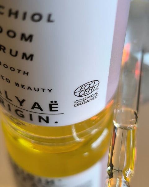 Bakuchiol Bloom Serum anti-âge lissant certifié COSMOS ORGANIC 30 ml présenté en avis client avec pipette en gros plan – KALYAË ORIGIN