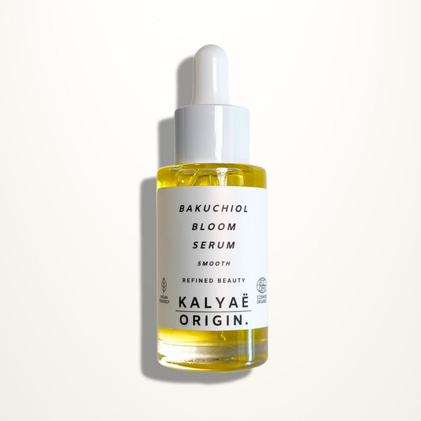 Bakuchiol Bloom Serum anti-âge lissant certifié COSMOS ORGANIC 30 ml présenté sur fond clair – KALYAË ORIGIN