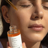 Berry Repair Oil huile réparatrice visage certifiée COSMOS ORGANIC 30 ml présentée en application sur la peau en extérieur – KALYAË ORIGIN