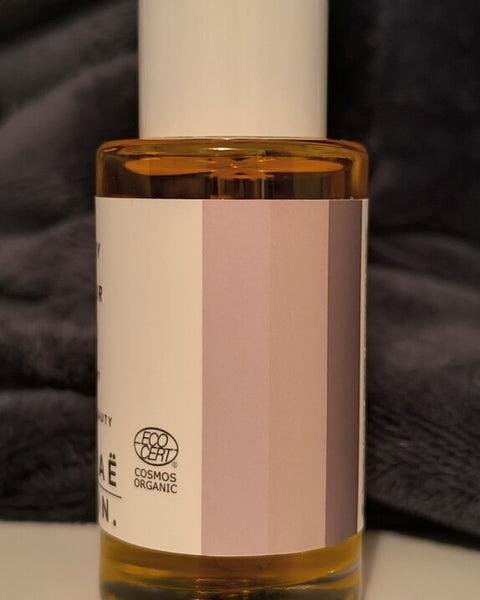 Berry Repair Oil huile régénérante certifiée COSMOS ORGANIC 30 ml présentée en avis client sur fond textile sombre – KALYAË ORIGIN