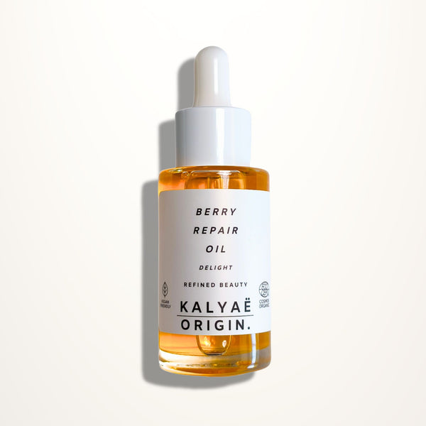 Berry Repair Oil huile régénérante pour le visage certifiée COSMOS ORGANIC 30 ml présentée sur fond clair – KALYAË ORIGIN
