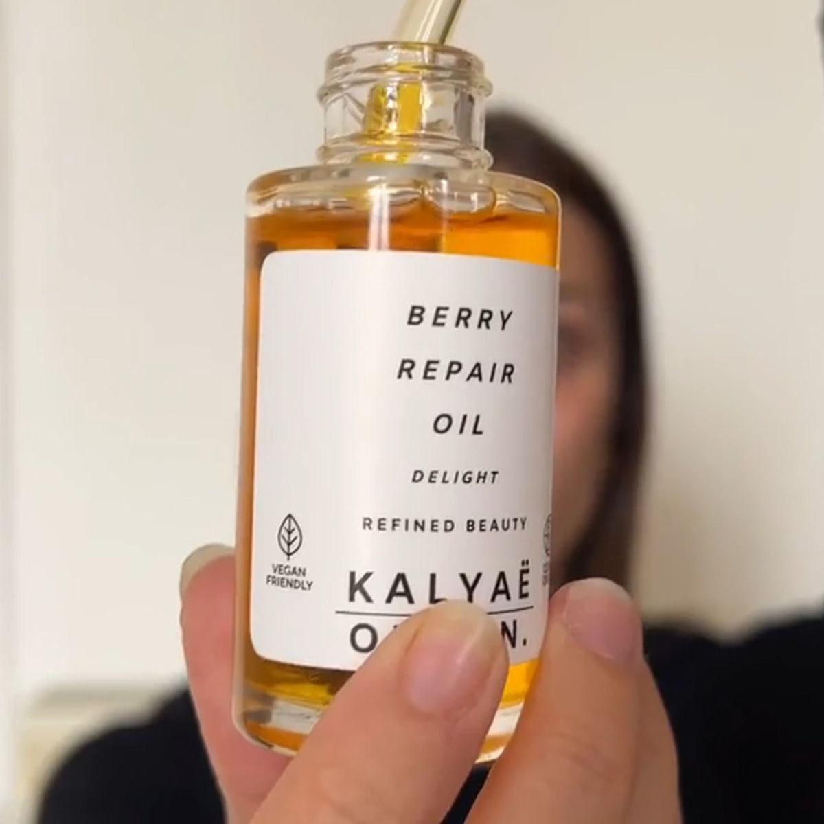 Berry Repair Oil huile régénérante pour le visage certifiée COSMOS ORGANIC 30 ml présentée en gros plan avec pipette en main – KALYAË ORIGIN