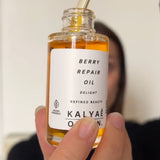 Berry Repair Oil huile régénérante pour le visage certifiée COSMOS ORGANIC 30 ml présentée en gros plan avec pipette en main – KALYAË ORIGIN