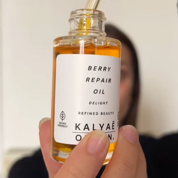 Berry Repair Oil huile régénérante pour le visage certifiée COSMOS ORGANIC 30 ml présentée en gros plan avec pipette en main – KALYAË ORIGIN
