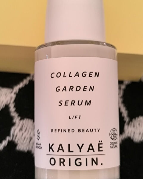 Collagen Garden Serum raffermissant certifié COSMOS NATURAL 30 ml présenté en avis client sur fond décoratif – KALYAË ORIGIN