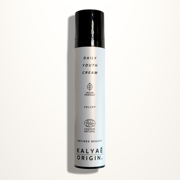 Daily Youth Cream crème anti-âge hydratante certifiée COSMOS NATURAL 50 ml présentée sur fond clair – KALYAË ORIGIN

