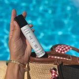 Daily Youth Cream crème anti-âge hydratante certifiée COSMOS NATURAL 50 ml présentée en application en extérieur près d’une piscine – KALYAË ORIGIN
