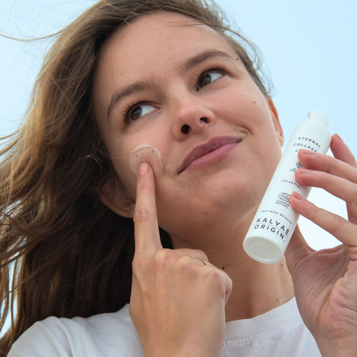 Eternal Collagen Cream crème nourissante visage certifiée COSMOS NATURAL 50 ml présentée en application en extérieur – KALYAË ORIGIN