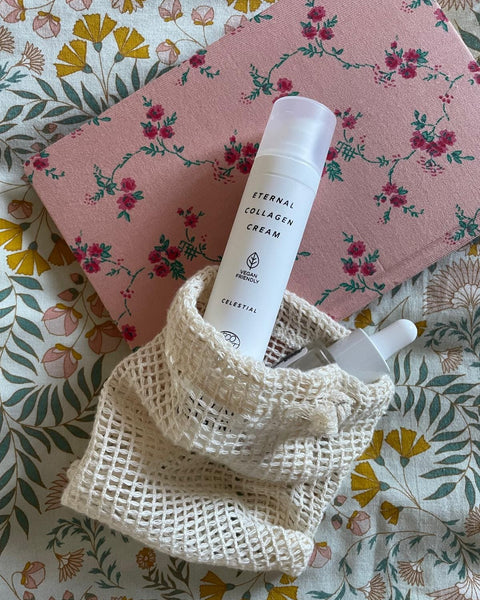 Eternal Collagen Cream crème raffermissante certifiée COSMOS NATURAL 50 ml présentée en application en intérieur sur fond floral – KALYAË ORIGIN
