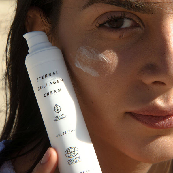 Eternal Collagen Cream crème raffermissante visage certifiée COSMOS NATURAL 50 ml présentée en application en extérieur – KALYAË ORIGIN