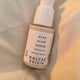 Even Glow Serum unifiant éclat certifié COSMOS NATURAL 30 ml présenté en avis client sur drap clair avec lumière douce – KALYAË ORIGIN