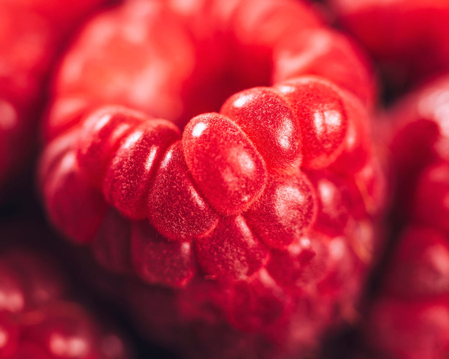 Pépins de framboise antioxydants et régénérants utilisés dans les soins certifiés COSMOS ORGANIC par Ecocert – KALYAË ORIGIN