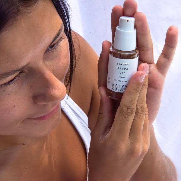 Gingko Detox Gel détoxifiant certifié COSMOS NATURAL 30 ml présenté en application en extérieur – KALYAË ORIGIN