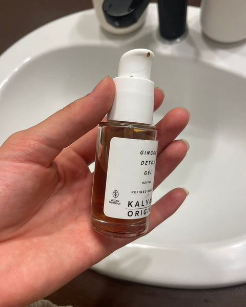 Gingko Detox Gel gel détoxifiant visage certifié COSMOS NATURAL 30 ml présenté en application dans une salle de bain – KALYAË ORIGIN