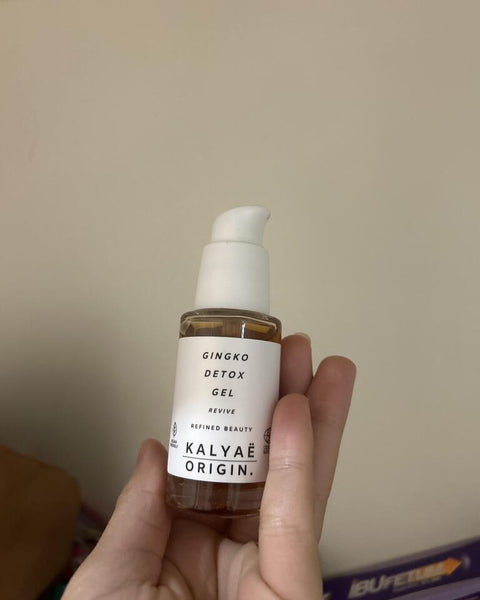 Gingko Detox Gel gel détoxifiant visage certifié COSMOS NATURAL 30 ml présenté en photo client en intérieur – KALYAË ORIGIN