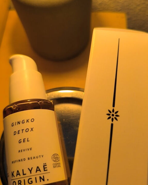 Gingko Detox Gel purifiant antioxydant certifié COSMOS NATURAL 30 ml présenté en avis client avec son packaging sur support éclairé – KALYAË ORIGIN