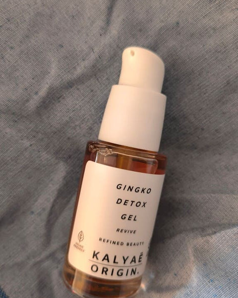 Gingko Detox Gel purifiant antioxydant certifié COSMOS NATURAL 30 ml présenté en avis client sur tissu bleu – KALYAË ORIGIN