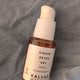 Gingko Detox Gel purifiant antioxydant certifié COSMOS NATURAL 30 ml présenté en avis client sur tissu bleu – KALYAË ORIGIN
