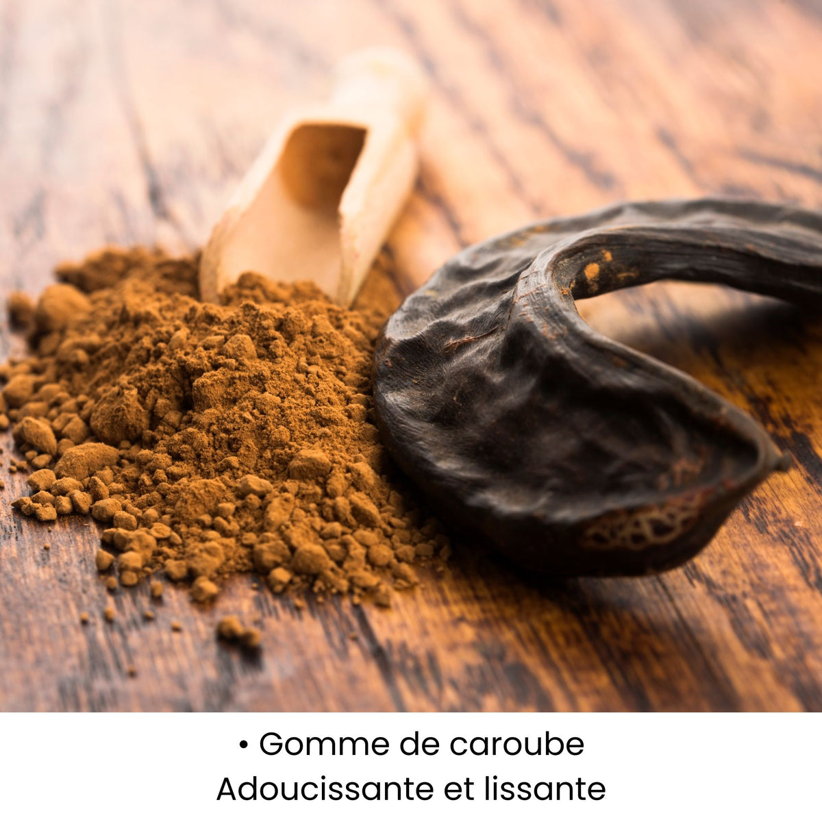 Gomme de Caroube utilisée dans les soins KALYAË ORIGIN, reconnue pour ses propriétés adoucissantes et lissantes naturelles.