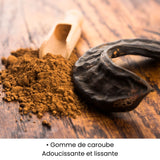 Gomme de Caroube utilisée dans les soins KALYAË ORIGIN, reconnue pour ses propriétés adoucissantes et lissantes naturelles.
