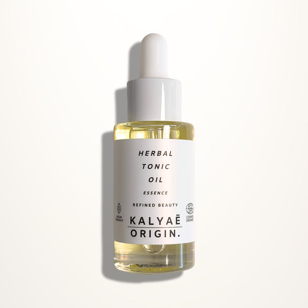 Herbal Tonic Oil huile tonique pour cheveux certifiée COSMOS ORGANIC 30 ml présentée sur fond clair – KALYAË ORIGIN