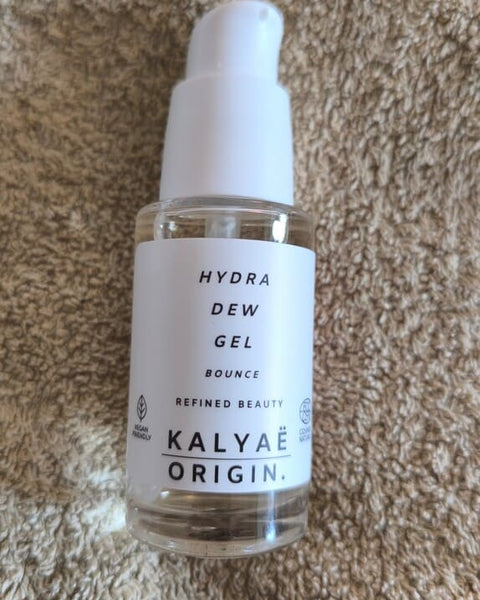 Hydra Dew Gel hydratant visage certifié COSMOS NATURAL 30 ml présenté en avis client sur serviette beige – KALYAË ORIGIN