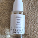 Hydra Dew Gel hydratant visage certifié COSMOS NATURAL 30 ml présenté en avis client sur serviette beige – KALYAË ORIGIN