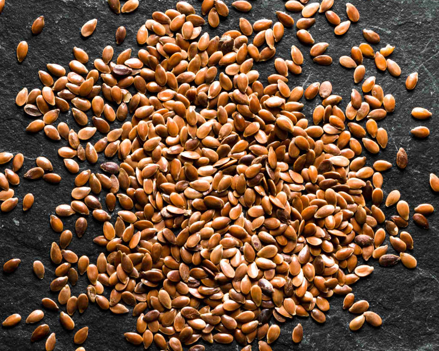 Graines de lin sources d’huile nourrissante et apaisante utilisées dans les soins certifiés COSMOS NATURAL – KALYAË ORIGIN