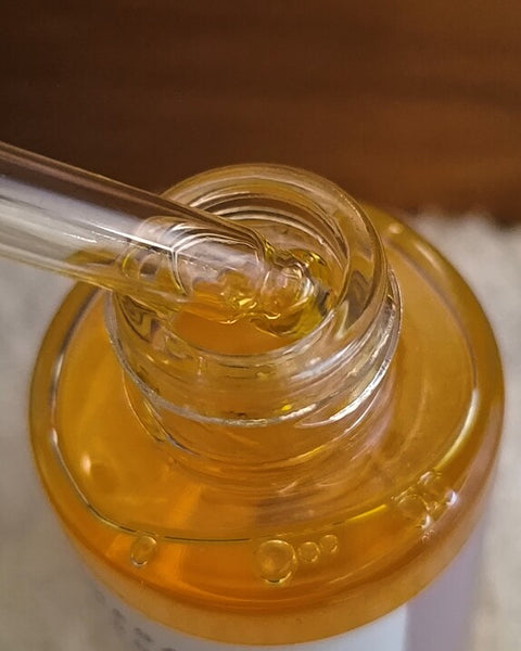 Omega Botanica Oil huile éclat certifiée COSMOS ORGANIC 30 ml présentée en avis client avec pipette en gros plan – KALYAË ORIGIN
