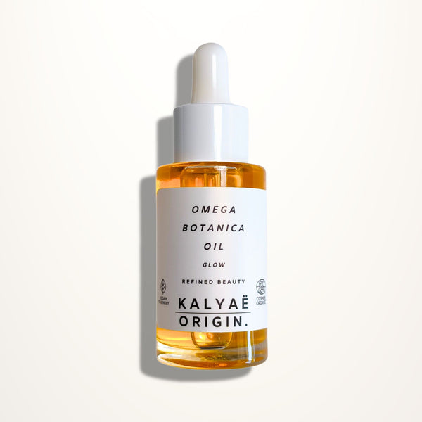 Omega Botanica Oil huile éclat visage certifiée COSMOS ORGANIC 30 ml présentée sur fond clair – KALYAË ORIGIN