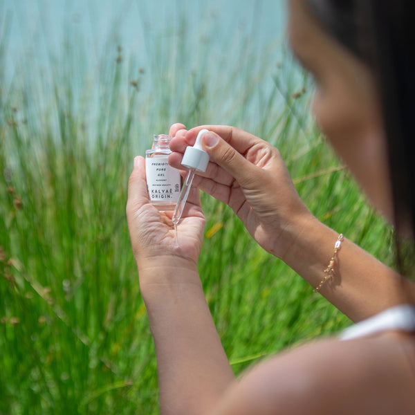 Prebiotic Pure Gel hydratant et équilibrant aux prébiotiques certifié COSMOS NATURAL 30 ml présenté en application sur fond de nature – KALYAË ORIGIN