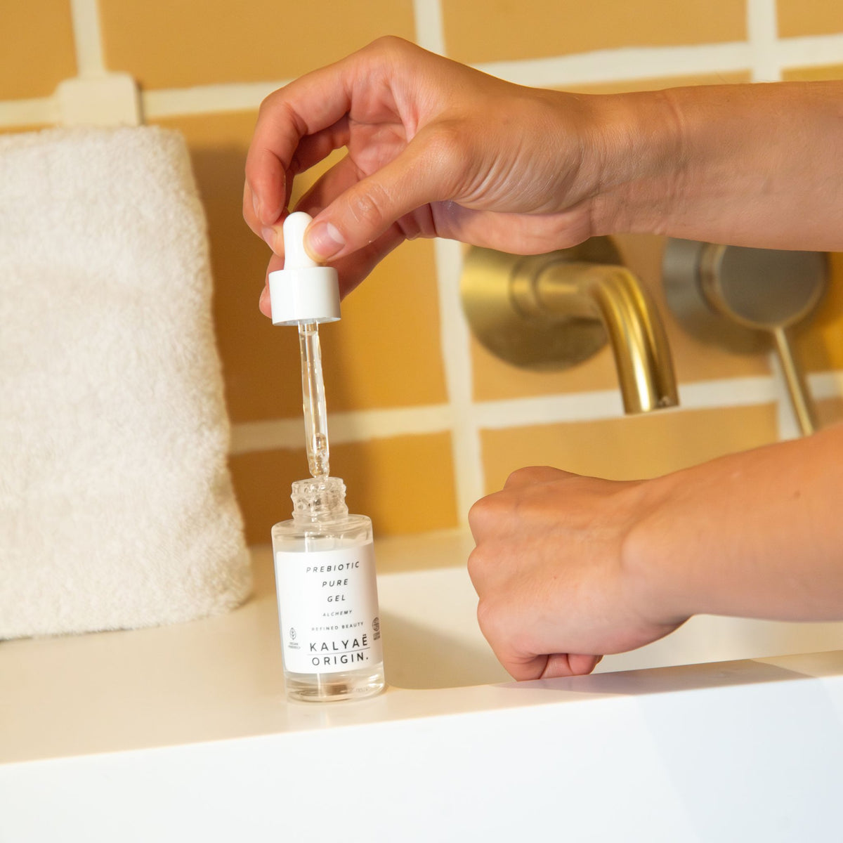 Prebiotic Pure Gel hydratant et équilibrant aux prébiotiques certifié COSMOS NATURAL 30 ml présenté en application dans une salle de bain – KALYAË ORIGIN