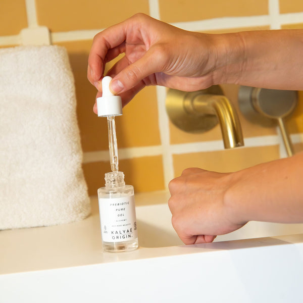 Prebiotic Pure Gel hydratant et équilibrant aux prébiotiques certifié COSMOS NATURAL 30 ml présenté en application dans une salle de bain – KALYAË ORIGIN