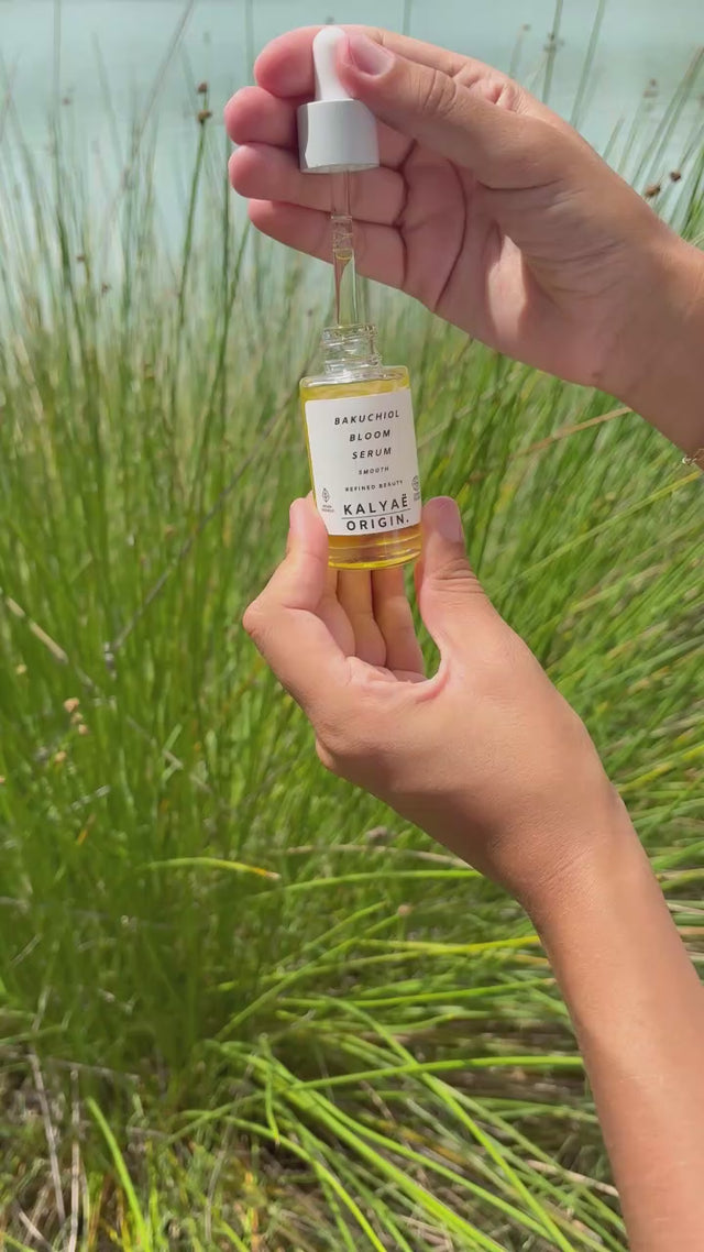 Bakuchiol Bloom Serum anti-âge lissant certifié COSMOS ORGANIC 30 ml présenté en application en extérieur – KALYAË ORIGIN