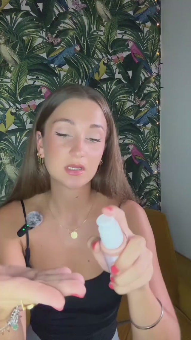 Vidéo d’application du Red Berry Serum sérum peau sensible certifié COSMOS NATURAL 30 ml présenté en utilisation en intérieur avec fond végétal – KALYAË ORIGIN