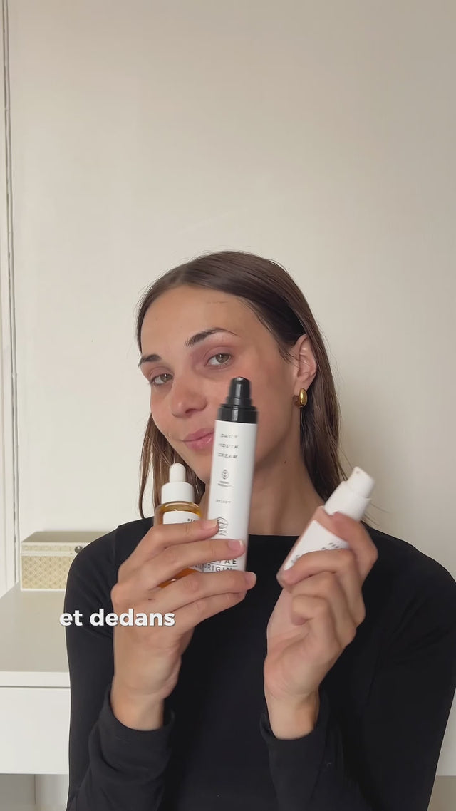 Vidéo de présentation du Red Berry Serum sérum peau sensible certifié COSMOS NATURAL 30 ml montré avec d’autres soins en intérieur sur fond clair – KALYAË ORIGIN