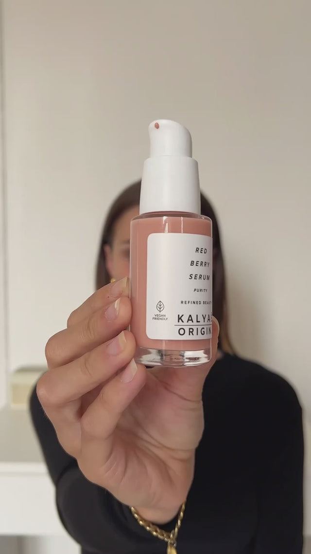Red Berry Serum soin visage certifié COSMOS NATURAL 30 ml présenté sur flacon en intérieur – KALYAË ORIGIN