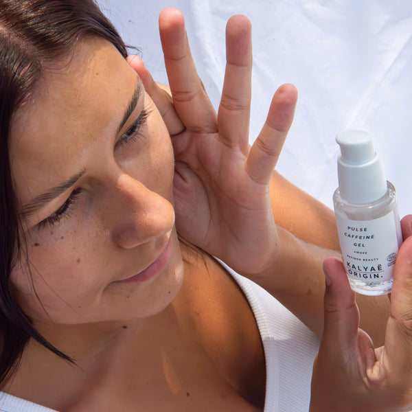 Pulse Caffeine Gel contour des yeux défatigant certifié COSMOS NATURAL 30 ml présenté en application en extérieur – KALYAË ORIGIN