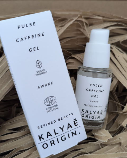Pulse Caffeine Gel dynamisant visage certifié COSMOS NATURAL 30 ml présenté dans sa boîte d’envoi cartonnée – KALYAË ORIGIN