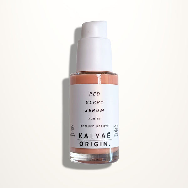 Red Berry Serum peau sensible certifié COSMOS NATURAL 30 ml présenté sur fond clair – KALYAË ORIGIN