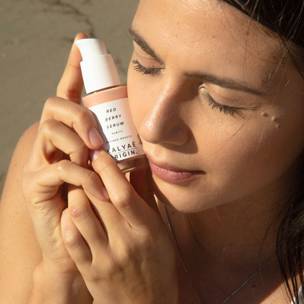 Red Berry Serum sérum peau sensible certifié COSMOS NATURAL 30 ml présenté en application en extérieur – KALYAË ORIGIN