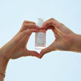 Red Berry Serum sérum peau sensible certifié COSMOS NATURAL 30 ml présenté en mise en situation en extérieur dans un ciel dégagé – KALYAË ORIGIN