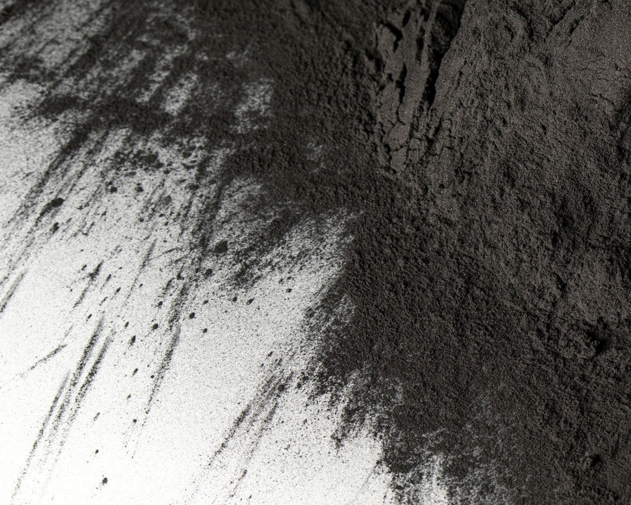 Sable volcanique exfoliant et purifiant utilisé dans les soins certifiés COSMOS NATURAL par Ecocert – KALYAË ORIGIN
