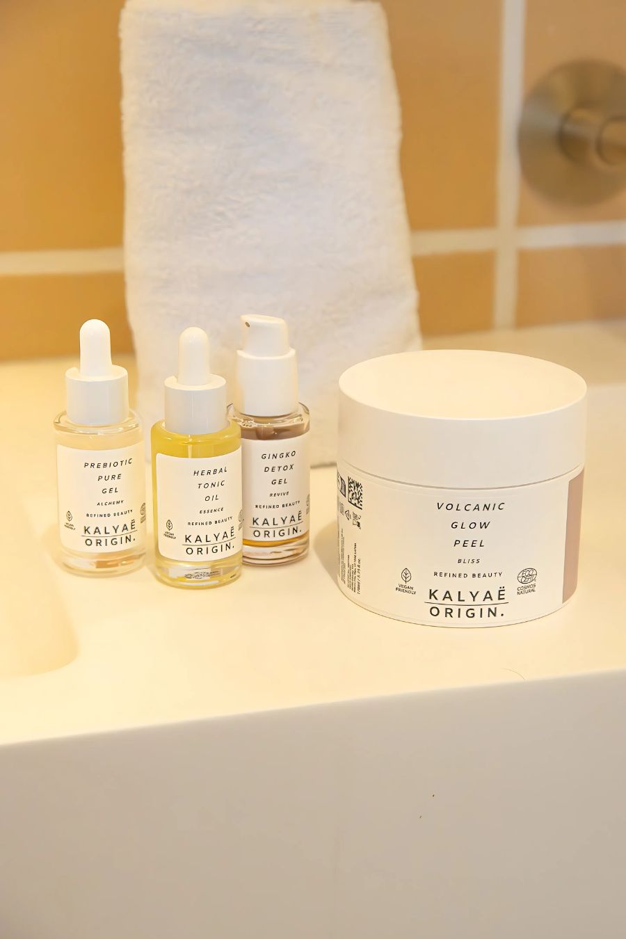 Produits KALYAË ORIGIN présentés en visuel d’en-tête de la page contact, symbolisant l’univers des soins naturels certifiés COSMOS NATURAL ou ORGANIC