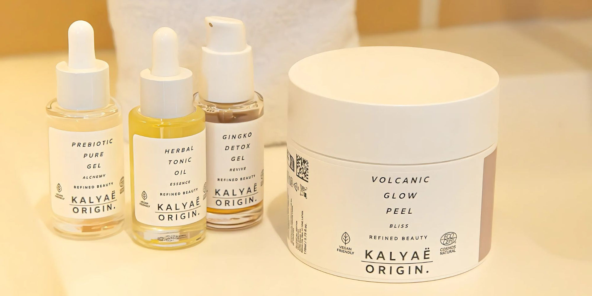 Produits KALYAË ORIGIN présentés en visuel d’en-tête de la page contact, symbolisant l’univers des soins naturels certifiés COSMOS NATURAL ou ORGANIC
