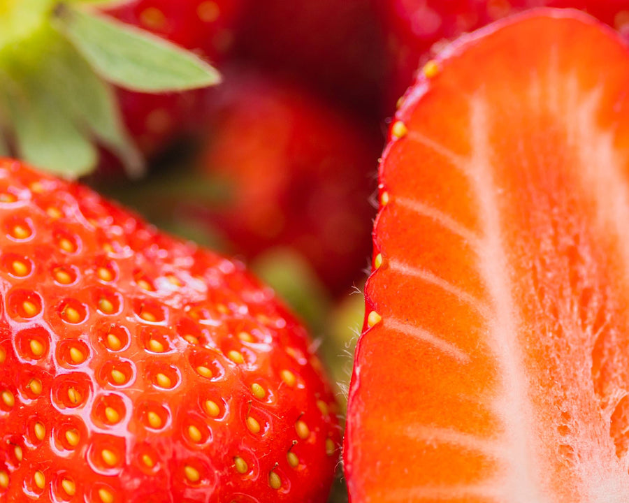 Fraise antioxydant naturel utilisé dans les soins certifiés COSMOS NATURAL – KALYAË ORIGIN