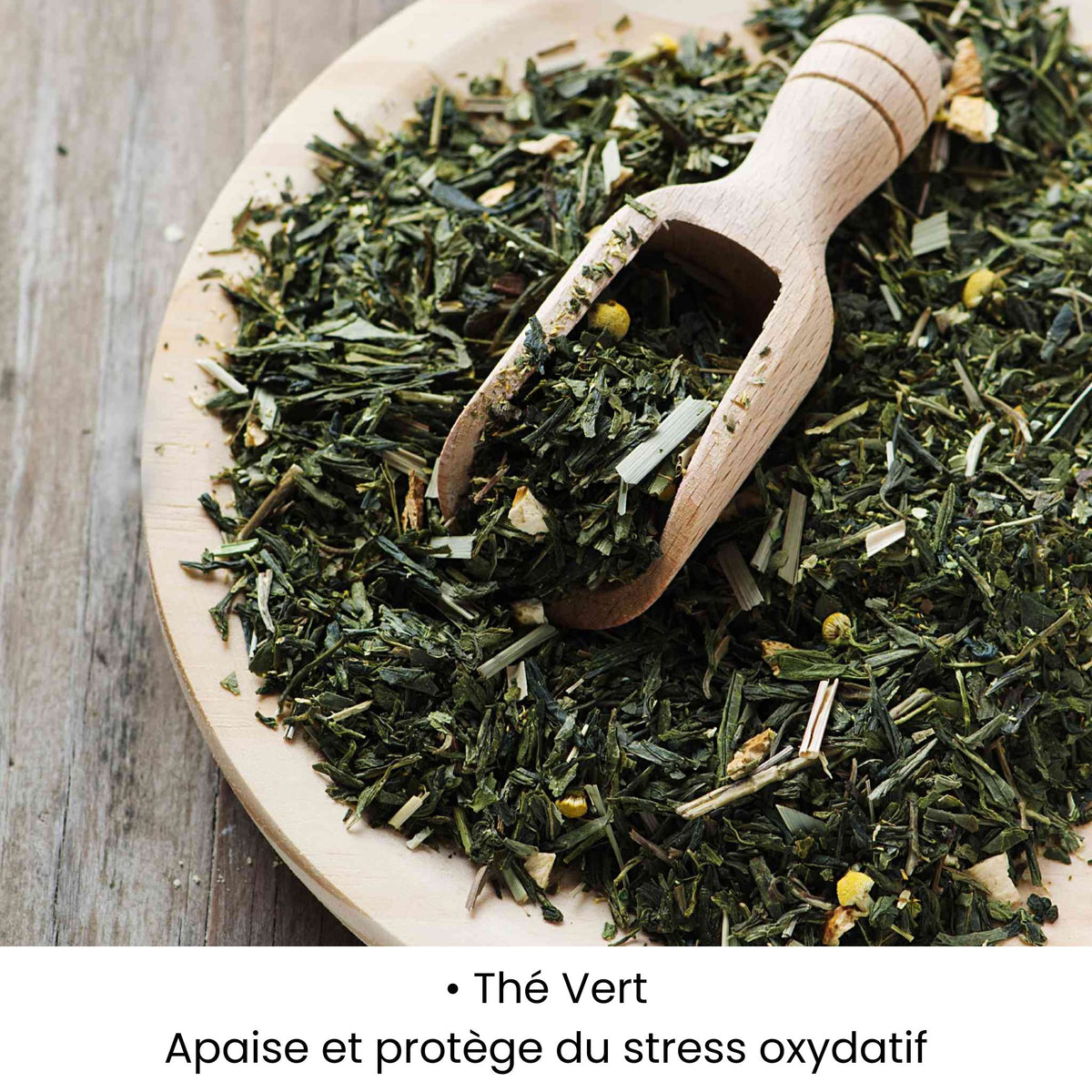 Feuilles de Thé Vert utilisées dans les soins KALYAË ORIGIN, reconnues pour apaiser la peau et la protéger du stress oxydatif.